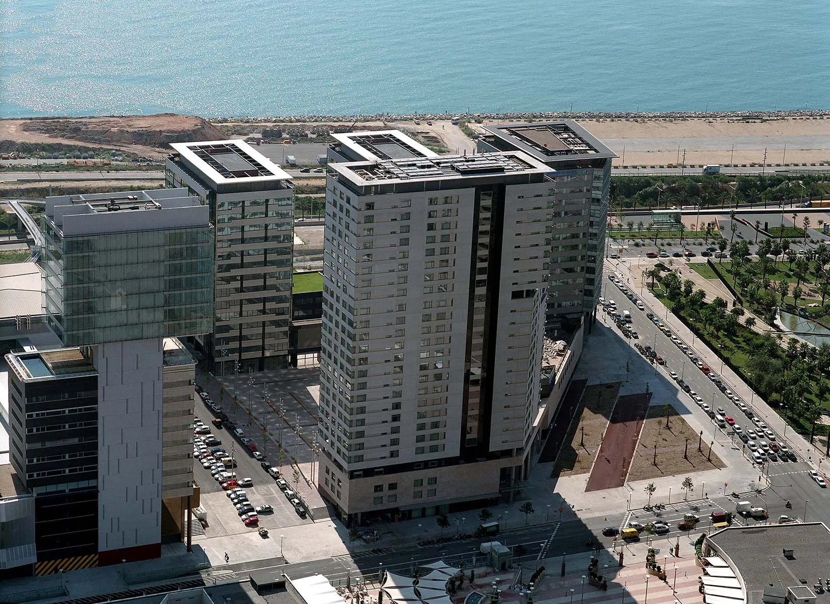 Complejo edificatorio Diagonal Mar. TDA Arquitectura y Urbanismo.